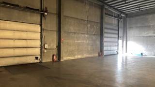 Magazijn 2.900m² met sectionaal poort en 1 loskade en kantoor te Dendermonde<br /><br />- magazijn 2.900m²<br />- 1 toegangspoort <br />- 1 loskade<br />- 6m hoogte<br />- klein kantoor met sanitair <br />- koelcel