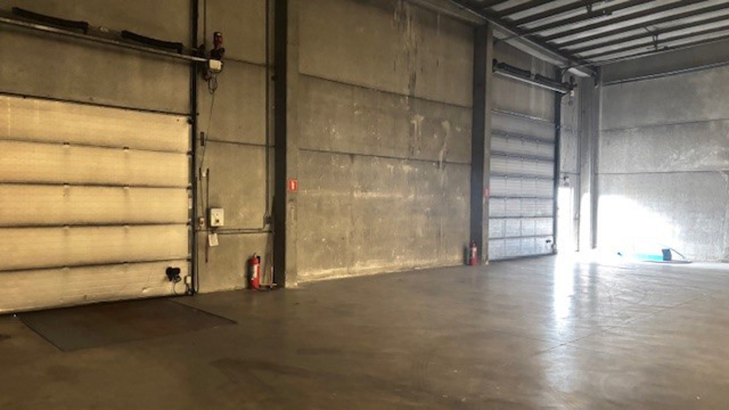 Magazijn 2.900m² met sectionaal poort en 1 loskade en kantoor - foto 2