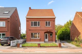 <p><span>Te renoveren vrijstaande woning met veel potentieel op een riant perceel!</span></p><p><span> </span></p><p><span>Op zoek naar een project met karakter en ruimte in overvloed?</span></p><p><span>Deze vrijstaande woning biedt u de kans om volledig naar eigen smaak en inzicht te renoveren, op een uitzonderlijk groot perceel van maar liefst 36a 52ca.</span></p><p><span>De indeling van de woning is functioneel en biedt tal van mogelijkheden. </span></p><p><span>Via de inkomhal komt u in een ruime leefruimte, die aansluit op de keuken en een aangename veranda. </span></p><p><span>Verder beschikt de woning gelijkvloers over een berging, een apart washok en een toilet.</span></p><p><span>Op de eerste verdieping bevinden zich drie slaapkamers en de badkamer. </span></p><p><span>Via een vaste trap bereikt u de zolder, waar momenteel één slaapkamer is ingericht — met de mogelijkheid om deze ruimte verder uit te breiden naargelang uw wensen.</span></p><p><span> </span></p><p><span>Dankzij het zeer ruime perceel geniet u van een aangename tuin en volop buitenruimte, ideaal voor wie op zoek is naar rust en groen dichtbij.</span></p><p><span> </span></p><p><span>Belangrijk om te weten: de woning heeft een EPC-label F, waardoor de renovatieplicht van toepassing is. </span></p><p><span> </span></p><p><span>Voor wie houdt van een uitdaging en een woning volledig naar eigen hand wil zetten, is dit een unieke kans om iets moois te creëren op een toplocatie.</span></p><p><span> </span></p><p><span>Had u graag meer informatie gewenst of een bezoekje ingepland?<br />Contacteer ons dan nu!</span></p><p><span>0467 00 67 79<br /></span><span><span>info@eraetsvastgoed.be</span></span></p><p><span> </span></p>
