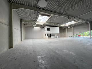 <p>Prachtig afgewerkte loods te koop in Vilvoorde langs de Mechelsesteenweg. De opslagruimte omvat een s<strong>howroom van 573 m²</strong>, die ook geschikt is als standaard opslagruimte, en een <strong>magazijn van 307 m²</strong>. Daarnaast beschikt het pand over <strong>102 m² kantoorruimte</strong>, een overdekt terrein van 210 m² onder een luifel, en 10 parkeerplaatsen.<br /><br />Aarzel niet om ons te contacteren indien u verdere vragen heeft op 02.462.32.00</p>