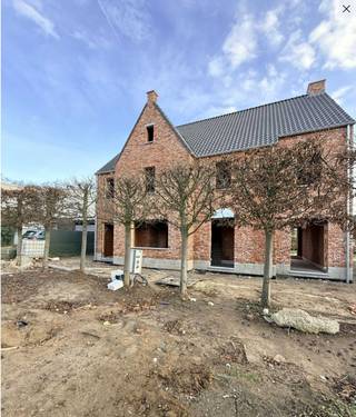 Halfopen nieuwbouwwoning in Viversel<br /><br />In de Sint-Quirinusstraat realiseren we drie landelijke woningen waarin de nadruk op comfort, ruimte en een hoogwaardige afwerking ligt. <br />De rustige ligging in een éénrichtingsstraat zorgt voor een aangename woonomgeving. Tegelijkertijd is er een vlotte verbinding naar de E313 en E314. <br />Twee woningen vonden reeds een eigenaar. Wordt dit jouw nieuwe thuis?<br /><br />Met een bewoonbare oppervlakte van 233 m² biedt deze woning alle ruimte om comfortabel te wonen. <br />Je komt binnen via een lichtrijke inkomhal met gastentoilet. Aansluitend bevindt zich een aparte bureauruimte, ideaal voor thuiswerk.<br />De leef- en eetruimte sluiten naadloos aan op de open keuken en vormen het hart van de woning. Grote raampartijen zorgen voor overvloedig natuurlijk licht en een sterke connectie met de tuin. Naast de keuken is er een ruime berging voorzien.<br /><br />Op de eerste verdieping bevinden zich drie volwaardige slaapkamers, een badkamer en een apart toilet. <br />De tweede verdieping is een open zolderruimte die je volledig naar eigen wens kan invullen, bijvoorbeeld als extra slaapkamers of een polyvalente ruimte.<br /><br />Met een E-peil lager dan 20 is deze woning klaar voor de toekomst. Dankzij een geothermische warmtepomp, vloerverwarming en passieve koeling geniet je het hele jaar door van een aangenaam en energiezuinig binnenklimaat. Ventilatie type D en zonnepanelen zijn standaard voorzien.<br /><br />De tuin wordt volledig aangelegd en vormt een rustige, groene buitenruimte met ruim terras. Volwassen hagen zorgen voor onmiddellijke privacy en een mooi ingekaderd geheel. Daarnaast is een laadpunt voor een elektrische wagen voorzien.<br /><br />De woning wordt casco+ aangeboden, zodat je keuken, badkamer, vloeren en binnendeuren nog volledig naar eigen smaak kan afwerken.<br /><br />Grondaandeel: 135.000 EUR<br />Constructie: 288.000 EUR<br />Aankoopprijs, inclusief registratie en btw: 499.680 EUR<br /><br />Interesse? Neem gerust contact op voor meer informatie of een afspraak via info@quintensinvest.be