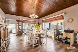 Ben je op zoek naar een woning met ruimte, potentieel en een belangrijke renovatie die alvast achter de rug is? Dan is deze gezinswoning in de Ledebergstraat in Herzele zeker het ontdekken waard!<br /><br />Deze woning uit 1977 bevindt zich op een perceel van 420 m² en biedt een mooie basis voor wie zijn toekomstige thuis volledig naar eigen smaak wil inrichten. Een absolute troef is het vernieuwde en geïsoleerde dak uit 2024, waardoor reeds een belangrijke investering werd uitgevoerd.<br /><br />Via de ruime inkomhal met gastentoilet bereik je de lichtrijke woon- en eetkamer, die voldoende mogelijkheden biedt om een gezellige leefruimte te creëren. Aansluitend bevindt zich de uitgeruste keuken, met daarnaast een praktische berging. Tevens is er een aangename verandaruimte voorzien waar het gezellig vertoeven is. Ook de garage, met achteraan een bijkomende bergruimte, vormt een belangrijke meerwaarde.<br /><br />Op de eerste verdieping bevinden zich drie slaapkamers en een badkamer die uitgerust is met een ligbad, toilet en wastafel. De kamers bieden verschillende mogelijkheden voor een gezin, thuiswerk of het inrichten van een hobbyruimte.<br /><br />Ook buiten heeft deze woning heel wat te bieden. Het perceel van 420 m² met zuidoost oriëntatie, biedt ruimte voor een aangename tuin, terwijl de ruime oprit en garage zorgen voor voldoende parkeermogelijkheden en extra bergruimte.<br /><br />De woning vraagt om renovatie, maar biedt daardoor de ideale gelegenheid om de indeling en afwerking aan te passen aan hedendaagse woonwensen. Dankzij het vernieuwde en geïsoleerde dak werd alvast een belangrijke stap in de goede richting gezet.<br /><br />De ligging in Herzele is bovendien interessant voor wie graag nabij dagelijkse voorzieningen woont. Het centrum, lokale handelszaken, scholen en belangrijke verbindingswegen bevinden zich in de omgeving. Kortom, een gezinswoning met drie slaapkamers, een ruime oprit en heel wat potentieel, waarbij de vernieuwing van het dak alvast een grote troef vormt!<br /><br />Interesse? Neem gerust contact op met Immo Francois voor meer informatie of een bezoek ter plaatse<br /><br />