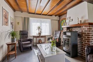 Ontdek deze instapklare 4-gevelwoning met een prachtig aangelegde oprit en een onderhoudsvriendelijke, volledig afgesloten tuin — kind-...