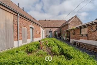 Ben jij op zoek naar een karaktervolle, gerenoveerde hoeve met een volledig ingerichte B&amp;B en een afzonderlijk woongedeelte? Dan is deze eigendom precies wat je zoekt.<br /><br />De hoeve is uitzonderlijk gelegen in een rustige, groene omgeving met een panoramisch zicht op het glooiende landschap van de Vlaamse Ardennen. Dankzij de directe aansluiting op verschillende fiets- en wandelroutes is dit de ideale uitvalsbasis voor levensgenieters of toeristen. Bovendien bevindt het centrum van Oudenaarde zich op korte afstand, wat zorgt voor een vlotte bereikbaarheid.<br /><br />Indeling<br /><br />In het B&amp;B-gedeelte bevinden zich vier lichtrijke gastenkamers die elk beschikken over een eigen badkamer. Gasten kunnen daarnaast gebruik maken van een ruime, gemeenschappelijke ontbijtruimte met een volledig uitgeruste open keuken en een gezellige zitplaats. Grote raampartijen zorgen hier voor een indrukwekkend zicht op de omliggende velden.<br /><br />Het privatieve woongedeelte bestaat uit een open leefruimte met zithoek en keuken, drie volwaardige slaapkamers en een grote badkamer. Daarnaast beschikt de woning over een ruime zolder die nog verder kan worden ingericht volgens eigen wensen, en een praktische kelder die extra bergruimte biedt.<br /><br />Ben je geïnteresseerd in deze unieke eigendom met tal van mogelijkheden? Aarzel dan niet en neem vandaag nog contact met ons op voor een bezoek.