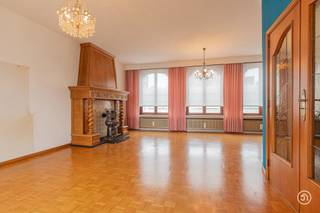 Vandaag nemen we je mee naar Antwerpen, waar we deze ruime gesloten bebouwing terugvinden. De woning combineert een royale indeling met authentieke elementen en heel wat praktische troeven.<br /><br />Op het gelijkvloers komen we binnen via de inkomhal, die toegang biedt tot een apart toilet, een praktische bergruimte en de inpandige garage met elektrische poort. Achteraan vinden we bovendien een aangename koer, ideaal als buitenruimte.<br /><br />Op de eerste verdieping bevindt zich de bijzonder mooie leefruimte. Dankzij de authentieke elementen en de parketvloer geniet deze ruimte van een warme en karaktervolle uitstraling. Er is voldoende plaats voor zowel een gezellige zithoek als een eetplaats. Aansluitend vinden we de keuken en toegang tot het terras met buitenberging.<br /><br />Op de tweede verdieping bevinden zich drie ruime slaapkamers en de badkamer, waardoor deze woning perfect geschikt is voor een gezin.<br /><br />Omwille van het EPC-label D is er geen renovatieverplichting van toepassing.<br /><br />Ben je op zoek naar een ruime karaktervolle woning in Antwerpen? <br />Contacteer ons gerust via bryann@julimmo.be of 0492 86 51 03.