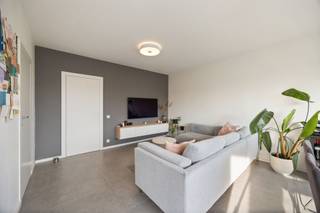 <p><strong>Zonnig en Instapklaar Appartement met 2 Slaapkamers en Garage in Rustige Buurt van Aartselaar</strong></p><p>Op zoek naar een lichtrijk, instapklaar appartement op een centrale maar toch rustige locatie? Dit gerenoveerde appartement op de tweede verdieping van een kleinschalig gebouw met slechts drie wooneenheden is precies wat je zoekt. Gelegen in de kalme Camiel Paulusstraat in Aartselaar, combineert deze woning modern comfort met een uiterst gunstige ligging.</p><p></p><p>Bij binnenkomst valt meteen de aangename lichtinval en de moderne afwerking op. De ruime living met eetruimte sluit naadloos aan op een volledig uitgeruste open keuken, voorzien van alle hedendaagse toestellen: koelkast, diepvries, gasfornuis, oven, microgolfoven en vaatwasser.</p><p></p><p>Verder beschikt het appartement over 2 volwaardige slaapkamers, waarvan één met ingebouwde kast en directe toegang tot het terras waar je kan genieten van de avondzon. De stijlvolle badkamer is uitgerust met een inloopdouche en wastafel. Een apart toilet en een praktische berging/wasruimte, die ook kan dienen als bureau of extra kamer,<span> </span>maken het plaatje compleet.</p><p> </p><p>Tot slot is er een garagebox met automatische poort inbegrepen in de prijs.</p><p></p><p> </p><p><strong>LOCATIE</strong><span><span><strong>
</strong></span></span></p><p>Gelegen op wandelafstand van winkels, scholen en openbaar vervoer. Dankzij de nabijheid van invalswegen en het centrum van Aartselaar geniet je hier van een uitstekende bereikbaarheid zonder in te boeten aan rust.</p><p></p><p> </p><p><strong>TROEVEN</strong></p><p>+ Gerenoveerd in 2019 en volledig instapklaar</p><p>+ Zonnig terras met avondzon</p><p>+ Elektriciteit conform AREI</p><p>+ Kleinschalig gebouw met lage gemeenschappelijke kosten</p><p>+ Ruime privékelder</p><p>+ Garagebox met automatische poort inbegrepen in de prijs.</p>