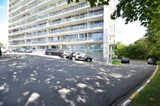 <p><span>Gezellig instapklaar gelijkvloers appartement met 2 terrassen in centrum Dendermonde</span></p><p><span>Dit doorloopappartement ligt op het gelijkvloers en biedt een prachtig uitzicht op het natuurgebied Kalendijk en het erfgoed 'Mechelse poort'. De ligging is ideaal, op slechts enkele stappen van het centrum van Dendermonde, Oude Vest, winkels, grootwarenhuizen en openbaar vervoer. Ook zijn er mooie fiets- en wandelroutes langs de Schelde in de buurt.</span></p><p><span>Bij het binnenkomen in de inkomhal, voorzien van ingemaakte kasten, vindt u een gastentoilet. De ruime leef- en woonruimte geeft toegang tot het terras aan de zijkant, met uitzicht op het groen en het water. De nieuwe keuken is uitgerust met moderne toestellen en biedt een gezellige ontbijtruimte. Vanuit de nachthal komt u in twee ruime slaapkamers en een bergplaats of dressingruimte. De badkamer is voorzien van een ligbad en lavabomeubel. De twee terrassen, aan de zijkant en de voorzijde van het appartement, zijn een grote troef.</span></p><p><span>Nieuwe gevoerde gordijnen worden voorzien voor alle kamers.</span></p><p><span>Parkeermogelijkheden zijn er voldoende rondom het appartementsgebouw, zodat u zich geen zorgen hoeft te maken over parkeren.</span></p><p><span>Het appartement is onmiddellijk beschikbaar. De algemene kosten bedragen 175 per maand, </span><span>inclusief verbruikskosten voor water en verwarming</span><span>, huisvuilophaling en gemeenschappelijke kosten zoals lift en onderhoud.</span></p><p><span>Mis deze kans niet en kom dit appartement bekijken, T. 052/55.55.55 | <span>info@immotwins.be</span></span><span> | <span>www.immotwins.be</span></span><span> </span></p><p><span> </span></p>