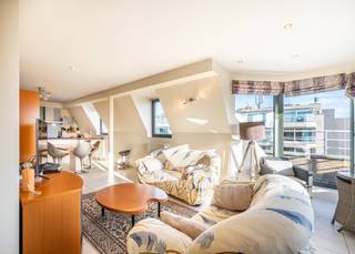 Appartement penthouse de 2 chambres à vendre dans la résidence Eos. Cette résidence bénéficie d'un emplacement idéal pour votre séjour à la mer : en plein centre commercial, à proximité des transports publics et de la mer, et à quelques minutes à pied du Koksijde Yachting Club. <br /><br />L'appartement est agencé comme suit : hall d'entrée avec vestiaire | toilettes séparées | cuisine ouverte entièrement équipée avec débarras attenant | salon ensoleillé donnant sur un balcon d'angle avec vue sur la mer et l'arrière-pays | première chambre à coucher à part entière équipée d'armoires encastrées, d'une salle de douche et de toilettes | salle de bains équipée d'une douche et d'un double lavabo en meuble | deuxième chambre à coucher à part entière équipée d'armoires encastrées et d'un coin bureau donnant sur une terrasse ensoleillée à l'arrière. <br /><br />ATOUTS :
<ul>
<li>Prêt à emménager</li>
<li>Label PEB B</li>
<li>Électricité = conforme </li>
<li>Chambres spacieuses, chacune avec ses propres sanitaires</li>
<li>Situation très centrale à Saint-Idesbald</li>
</ul>
Vous recherchez un logement spacieux et prêt à emménager dans le centre de Saint-Idesbald ? Contactez-nous rapidement pour un rendez-vous sur place dans cet appartement unique !