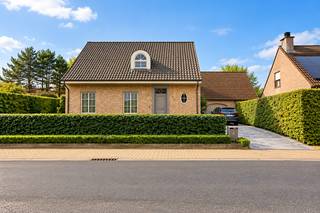 Deze charmante vrijstaande woning combineert een stijlvolle afwerking met hedendaags wooncomfort en biedt een aangename woonomgeving met veel privacy.<br /><br />Het pand is als volgt ingedeeld: inkomhal, ruime en lichtrijke woonkamer met gezellige eetplaats, volledig ingerichte keuken met eethoek en praktische wasberging. <br /><br />Op de verdieping bevinden zich 2 comfortabele slaapkamers, een verzorgde badkamer met ligbad en douche, een ruime dressing en een praktische bureauruimte met ingebouwd werkblad waar je ook een persoonsbed kan plaatsen.<br /><br />De buitenruimte omvat een mooi aangelegd terras en een volledig omheinde, onderhoudsvriendelijke tuin waar het heerlijk vertoeven is. Bovendien beschikt de woning over een ruime garage met extra opbergmogelijkheden op zolder.<br /><br />De woning is verzorgd afgewerkt en biedt tal van ingebouwde kasten, wat zorgt voor extra comfort en praktische opbergruimte.<br /><br />Beschikbaar vanaf 1/12/2026. <br /><br />Een instapklare, gezellige woning waar ruimte, comfort en privacy centraal staan.<br /><br />Wij leiden je graag rond!