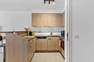 Dit appartement gelegen in Koksijde-Dorp bevindt zich op wandelafstand van supermarkten (Colruyt, Lidl en Aldi), 2 bakkerijen, een beenhouwerij en een traiteurszaak.<br /><br />Het appartement bevindt zich op de eerste verdieping en werd ingedeeld als volgt:<br />Inkomhal, lichtrijke leefruimte met open keuken die uitgeeft op een balkon, berging, badkamer met aansluiting voor een wasmachine en droogkast, apart toilet, 1 slaapkamer en 1 bureauruimte met ingemaakte kasten. Achteraan terras van 18 m² die recent opnieuw werd aangelegd.<br /><br />Vaste kost syndic: € 75/maand <br /><br />Appartement is niet gemeubeld.<br /><br />Beschikbaar vanaf 1/1/2026.<br /><br />Enkele troeven:<br /><br />- Gunstig EPC<br /><br />- Ingemaakte kasten in zowel slaapkamer als bureauruimte<br /><br />- 2 terrassen, waarvan 1 opnieuw aangelegd<br /><br />- Recent volledig opnieuw geschilderd en voorzien van vliesbehang