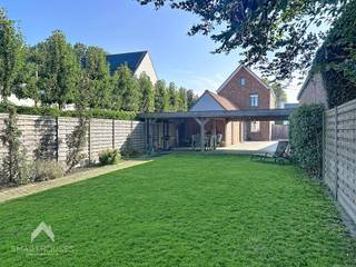 <p>Mooi gelegen vrijstaande woning in een rustige omgeving bestaande uit een inkomhal, gezellige leefruimte met eet-en zithoek, volledig uitgeruste keuken met eetplaats, was/bergplaats, ingerichte badkamer (douche, ligbad, lavabomeubel en toilet) en een gezellige tuin met een groot terras (deels overdekt) met achterliggend bijgebouw. Op het verdiep zijn 3 slaapkamers en een vaste trap naar de geïsoleerde zolder.</p>
<p></p>
<p>Extra troeven:</p>
<ul>
<li>Voorzien van zonnepanelen</li>
<li>Conforme keuring elektriciteit</li>
<li>Regenwaterput</li>
<li>Oprit met elektrische poort</li>
<li>Droge kelder</li>
<li>Private tuin met tuinberging en bijgebouw</li>
<li>Instapklaar</li>
</ul>
<p></p>
<p>Deze woning is te koop ZONDER makelaar via het concept van Smart Houses! Wenst u verdere inlichtingen of bezoek? Contacteer rechtstreeks de eigenaar via 0468/29.24.85</p>