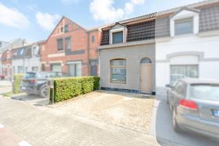 <p><strong>Instapklare woning te koop in Evergem – rustig wonen vlak bij Gent</strong></p>
<p>Bent u op zoek naar een instapklare woning op een toplocatie, vlak bij Gent? Dan is deze verzorgde woning in Evergem absoluut een bezoek waard.</p>
<p>Deze charmante woning werd doorheen de jaren met oog voor kwaliteit en duurzaamheid vernieuwd. Zo werden het <strong>dak en de dakgoten volledig vernieuwd in 2017</strong> en werd in <strong>2024 een nieuwe gasketel</strong> geplaatst. Bovendien is er <strong>geen renovatieverplichting</strong>, waardoor u zorgeloos kunt verhuizen.</p>
<p>De woning beschikt over <strong>twee volwaardige slaapkamers</strong> en een gezellige <strong>mezzanine</strong>, ideaal als bureau, hobbyruimte of extra slaaphoek. Binnen geniet u van een stijlvolle afwerking met <strong>hoogwaardige materialen</strong>, wat zorgt voor een warme en tijdloze uitstraling.</p>
<p>Ook buiten is het aangenaam vertoeven. De <strong>fraai aangelegde en onderhoudsvriendelijke tuin</strong> biedt de perfecte plek om te ontspannen of gezellig te genieten met familie en vrienden. De voorgevel werd afgewerkt met <strong>kurkisolatie en stijlvolle blauwe hardsteen</strong>, wat niet alleen zorgt voor een mooie uitstraling, maar ook bijdraagt aan het wooncomfort.</p>
<p>Een extra troef zijn de <strong>voldoende parkeerplaatsen</strong>, waardoor u steeds comfortabel kunt parkeren.<br /><br />Een woning waar comfort, kwaliteit en een uitstekende ligging perfect samenkomen. Maak snel een afspraak en ontdek zelf de vele troeven van deze prachtige woning!</p>