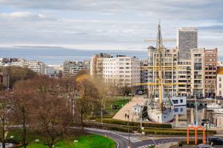 Bent u op zoek naar een ruim appartement te huur in Oostende centrum met een uniek uitzicht? Dit lichtrijke appartement op de 5de verdieping...