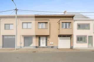 Te koop: opbrengsteigendom in de Varentstraat, centraal gelegen in Opstal, nabij scholen, openbaar vervoer en het treinstation.Deze opbrengsteigendom...