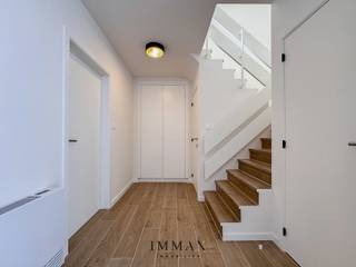 Gerenoveerde instapklare woning met 3 volwaardige slaapkamers, 2 badkamers, inpandige garage en zuidwest gerichte tuin te Moerkerke.<br />Dankzij de gunstige ligging in Moerkerke bent u bovendien dichtbij lokale voorzieningen en uitvalswegen!<br /><br />Deze woning omvat volgende indeling op het gelijkvloers: ruime inkomhal met ingemaakte vestiaire en gastentoilet - de inkomhal biedt eveneens toegang tot de inpandige garage en de kelder die extra opbergruimte biedt - lichtrijke leefruimte  &amp; eetruimte met een open keuken en kookeiland met zitmogelijkheid - wasplaats en berging aansluitend aan de keuken. <br />1e verdiep: nachthal met toilet - 3 slaapkamers waarvan 1 slaapkamer met zonnig terras van 10 m², en 1 slaapkamer beschikt over een doucheruimte met enkele lavabo - badkamer met inloopdouche, ligbad en dubbele lavabo.<br />2e verdiep: zéér ruime zolder van 40 m² te bereiken via uitklapbare trap.<br /><br />De woning is voorzien van een energiezuinig systeem met lucht-water warmtepomp, ventilo-convectoren en zonnepanelen. <br />Als kers op de taart beschikt ze over een zonnige, zuidwestgerichte tuin met terras en een prachtig, groen uitzicht.<br /><br />Troeven: <br />- Aankoop onder 2% registratierechten mogelijk!<br />- Energiezuinig en lichtrijk<br />- 3 volwaardige slaapkamers en 2 badkamers <br />- Inpandige garage en ondergrondse kelder <br />- Zuidwest gerichte tuin met zicht op het groen<br /><br />Voor verdere informatie of vrijblijvend bezoek contacteer Céline op 0476/60 60 23 of mail naar celine@immax.be