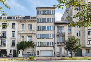 Perfect gerenoveerd 1 slaapkamer appartement op centrale ligging. <br />Beschikbaar vanaf 01-12.<br /><br />Indeling: <br />Leefruimte op mooie parket, open ingerichte keuken (voorzien van vaatwasser, oven, kookvuur, dampkap, koelkast met diepvries, aparte slaapkamer, badkamer met douche en toilet. <br /><br />Gelegen op de 2e verdieping aan de vooraan van het gebouw. Veel lichtinval. Maandelijkse provisie kosten 150 euro: privé waterverbruik en privé verwarming inbegrepen. Elektriciteitsverbruik met eigen meter. Brandverzekering met afstand van verhaal inbegrepen, lift, administratieve en technische bijstand. <br />Gunstige EPC score van 157 kWh/m².