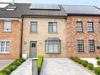 Deze prachtige en perfect afgewerkte tussenwoning bevindt zich op wandelafstand van het centrum van Torhout en vlakbij Parochie Don Bosco. De woning is in goed onderhouden staat en biedt u alles wat een mooie gezinswoning kan bieden: ruime bewoonbare oppervlakte (157 m²), lichtrijke woonruimtes, 3 à 4 slaapkamers, veel extra bergruimte met oa een grote dubbele garage, een topper!<br />Indeling:<br />GELIJKVLOERS - inkomhal met gastentoilet, lichtrijke leefruimte met uitgeruste open keuken, onmiddellijk uitgevend op het mooie terras en tuin, praktische berging/wasruimte<br />VERDIEPING - nachthal, 3 slaapkamers (2 slaapkamers en 1 dressing en/of kinderkamer), badkamer met lavabomeubel, douche en toilet<br />2e VERDIEPING - een ruime slaapkamer met gezellige loungehoek, perfect als master of tienerkamer<br />De BUITENOMGEVING omvat de private oprit, een gezellige tuin met (zonne) terras, een dubbele garage perfect voor uw wagen, fietsen en extra opslagruimte. Deze is gemakkelijk bereikbaar van de achterkant.<br />Aarzel niet en stuur ons uw bezoek-aanvraag door. <br />De woning is vrij per 1 juli.