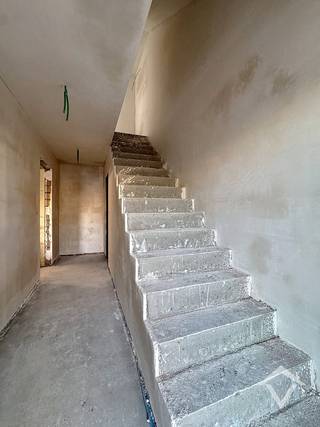 Dit nieuwbouwappartement is gelegen in een kleinschalige residentie bestaande uit 2 appartementen, 3 garages, 2 ruime privé bergingen en een groenzone in het centrum van Lichtervelde, op de Statieplaats. <br /><br />Dit appartement, gelegen op de 1ste verdieping heeft een bewoonbare oppervlakte van 124,5 m² en een terras van 12,5m² en bestaat uit: lichtrijke living met groot terras - open keuken - berging - wasplaats - toilet - nachthal - badkamer met inloopdouche en ligbad - 2 ruime slaapkamers. <br /><br />Kostprijs appartement met privé berging: 369 000 € (exclusief 9 000 € kosten voor aansluiting, EPB en basisakte). <br />Kostprijs garage: 28 000 €<br />Deze prijzen zijn exclusief registratiekosten, BTW en notariskosten. <br />EPB: appartement in aanbouw<br /><br />Troeven van dit appartement:<br />- goede bereikbaarheid door de centrale ligging<br />- volledig nieuw<br />- Mogelijkheid aankoop aan 6% BTW mogelijk, mits voldaan aan de voorwaarden<br />- energiezuinig <br />- warmtepomp en ook airco aanwezig<br />- het appartementen kan voorlopig nog naar eigen smaak worden afgewerkt<br /><br /> Interesse? Bel ons voor meer info.