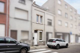 <p>In het hart van Geraardsbergen bevindt zich deze te renoveren woning. Dankzij de centrale ligging bevindt u zich op wandelafstand van winkels, scholen en openbaar vervoer. <br /><br />Het pand beschikt momenteel over twee slaapkamers, maar dankzij de vaste trap naar de zolder kunnen hier eenvoudig twee extra kamers worden ingericht, wat het totaal op vier slaapkamers zou brengen.</p>
<p>Bij het betreden van de woning komt u in de salon, die van de eetruimte wordt gescheiden door de trap naar de kelder. De kelder is droog en biedt extra bergruimte. Achter de salon bevindt zich de eetruimte en de keuken, die uitgeeft op de badkamer. De keuken is voorzien van een koepel in dubbel glas, wat zorgt voor extra lichtinval. Op de eerste verdieping bevinden zich twee slaapkamers, en via de vaste trap bereikt u de ruime zolderverdieping met potentieel voor uitbreiding.</p>
<p>Alle ramen in de woning werden reeds vervangen door PVC-ramen met hoogrendementsglas. De zoldervloer is geïsoleerd en de woning wordt verwarmd met een gaskachel. Bovendien is er geen renovatieverplichting op dit pand.</p>
<p>Een bijkomend voordeel is dat er een conformiteitsattest aanwezig is, geldig tot 2029.</p>
<p>Deze woning biedt dan ook een uitstekende kans voor wie op zoek is naar een betaalbare woning die met enkele gerichte renovaties kan worden omgetoverd tot een comfortabele gezinswoning in een levendige buurt.<br /><br />Voor meer informatie: bel Jordi 0477/32.61.53</p>