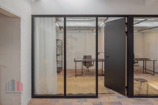 Bel espace de coworking près du centre de Gand et des nombreuses voies d'accès où la créativité et l'esprit d'entreprise sont encouragés ! <br />L'espace de 65 m² est élégamment meublé et décoré d'œuvres d'art réalisées par des artistes gantois.<br /><br />Le bureau prêt à l'emploi est un espace ouvert et lumineux avec 10 postes de travail. D'autres surfaces sont également possibles. Les installations comprennent une salle de réunion, une salle d'événements, une cuisine et des installations sanitaires. L'espace moderne est situé dans un immeuble de bureaux de haute qualité avec une belle apparence et un jardin de ville agréable. Un grand parking se trouve à proximité de l'immeuble. Facilement accessible par les transports publics. Disponible immédiatement ! Le prix est TOUT COMPRIS (internet, chauffage, eau, ...). Établissez votre entreprise à cet emplacement unique et de premier ordre !<br /><br />Contactez PANORAMA B2B pour de plus amples informations ou pour une visite sans engagement au 0477 44 39 30.