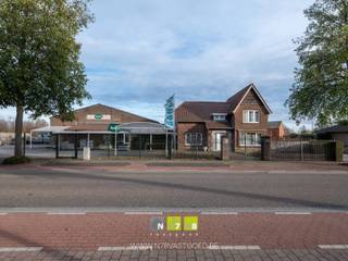 <p><strong>WINKEL (438²) MET LOODS (300M²) EN WONING (218M²) TE KINROOI.</strong><br /><br /><strong>TROEVEN</strong><br />- Combinatie handel & wonen.<br />- Gunstige commerciële ligging. <br />- Ruime woning met 3 slaapkamers en recent gerenoveerde keuken en wasplaats.<br />- 252 Zonnepanelen.<br /><br /><strong><span>A. WINKEL</span></strong><br />- 438m².<br />- Airco voor verwarmen en koelen.<br />- Kitchenette.<br />- Toiletten.<br /><br /><span><strong>B. LOODS<br /></strong></span>- 300m²<br /><br /><span><strong>C. WONING (218m²)</strong></span><br /><strong>KELDERVERDIEPING</strong><br />- Kelderruimte (7,65m x 2,83m =21,65m²): betonvloer.<br /><strong>GELIJKVLOERS</strong><br />- Inkomhal (3,02m x 5,00m =15,10m²): tegelvloer.<br />- Woonkamer ((4,00m x 3,50m) + (4,35m x 4,08m) + (3,23m x 2,78m) =40,72m²): kurkvloer.<br />- Keuken ((4,00m x 8,65m) + (3,11m x 2,08m) =41,07m²): onder- en bovenkasten, lades, kolomkast, inductiekookplaat, ingebouwde dampkap, oven, koelkast, vaatwasser & stoomoven, airco, tegelvloer.<br />- Toilet (1,10m x 1,00m = 1,10m²): toilet, inbouwkasten, wasbakje, tegelvloer.<br />- Wasplaats (2,53m x 4,00m =10,12m²): aansluiting wasmachine & droogkast, inbouwkasten, tegelvloer.<br />- Bureau (6,00m x 3,57m =21,42m²): inbouwkasten, vinylvloer.<br /><strong>VERDIEPING +01</strong><br />- Overloop (3,94m x 3,00m =11,82m²): inbouwkasten en ingebouwde bureau, tapijt.<br />- Badkamer (2,00m x 2,97m =5,94m²): badkamermeubel (enkele lavabo, spiegelkast, lades), aparte douche, tegelvloer.<br />- Slaapkamer 1 (4,54m x 4,05m =18,42m²): vinyl.<br />- Slaapkamer 2 (3,50m x 4,00m =14,00m²): tapijt.<br />- Slaapkamer 3 (3,18m x 5,12m =16,28m²): garderobe, airco, laminaatvloer.<br /><strong>EXTERIEUR</strong><br />- Overdekt terras.<br />- Tuinberging. <br />- Tuin.<br /><br />Bekijkt u deze advertentie via een aanverwante vastgoedsite, surf dan zeker naar onze website www.N78vastgoed.be voor een uitgebreide beschrijving en foto's. Meer info: +32 (0)89 86 18 88 of info@N78vastgoed.be.</p>
