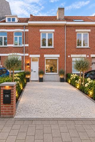 Te renoveren, centraal gelegen woning met 2 slaapkamers (4 mogelijk), tuin en oprit.<br />(er werd AI gebruikt- foto's voor en na om de mogelijkheden te tonen. Daarbij werd rekening gehouden werd met de bestaande indeling en vaste elementen). Opgepast! voor structurele veranderinngen en wijzigingen aan de buitenkant van de woning dient er een akkoord te zijn van stedenbouw.