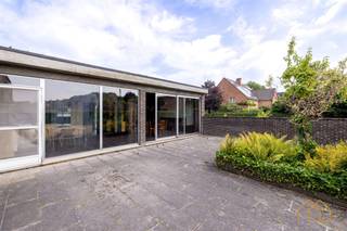 <p>Welkom in deze prachtige woning op een super-locatie! </p><p>Gelegen in een zijstraat van de Retieseweg, biedt ze een vlotte verbinding met omliggende gemeentes, scholen en snelwegen, en is ze ook een ideale uitvalsbasis voor rustige wandelingen in de groene omgeving.</p><br /><p>De woning ligt mooi vooraan op het perceel van dik 15 are. De ruime tuin met terrassen is zuidelijk georiënteerd.</p><br /><p>De Inkomhal biedt toegang tot een bureau, een apart toilet en de living. Ideaal voor wil al eens een klant wil ontvangen zonder die in de privé toe te laten.</p><br /><p>De open leefruimte, met veel glas en zicht op de tuin voelt gezellig aan. Ze heeft meerdere, gezellige hoekjes. De keuken werd enkele jaren geleden vernieuwd. Aansluitend bij de keuken ligt een ruime berging. </p><p>In de inkomhal, het bureau en leefruimtes werd recent een neutrale, grijze vloer gelegd.</p><p><br />Er zijn 3 ruime slaapkamers, waar van 2 gescheiden door een kastenwand<br />De wasplaats/berging kan omgebouwd worden tot grotere badkamer. Het 2de toilet is apart.<br />Onder bijna de ganse woning zit een kruipkelder</p><br /><p>Laat je niet afschrikken door het EPC. Verstandig renoveren doet wonderen. Plaatsen van isolatie op het plat dak, airco's en 6000wp zonnepanelen, en verwijderen van de mazoutketel brengt het <strong>EPC naar label B </strong>(zie simulatie in bijlage).</p><br /><p><u>Groot voordeel in registratie en BTW</u></p><p>Bij aankoop als eerste woning of vervanger binnen 2 jaar betaal je slechts 2% registratierechten!</p><p>Bij renovatie, of sloop en wederopbouw, betaal je slechts 6% ipv 21% BTW </p><p>Het rechts aanpalend perceel bouwgrond van 1247m² kan mee worden aangekocht!<br /> </p><p><u>Afspraak</u></p><p>Is jouw aandacht geprikkeld? Maak dan snel een afspraak!</p><br /><p><u>Jouw NXXT STEP</u></p><p>Heb je plannen om jouw pand te verkopen of te verhuren? Regel een gesprek met NXXT!<br />Samen bekijken we de mogelijkheden die jouw pand biedt, en koppelen die aan jouw wensen<br />Samen maken we van jouw vastgoeddrom een Succesvolle NXXT STEP! </p>