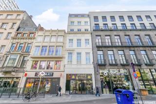 Dit uitstekend gelegen handelspand bevindt zich op een absolute toplocatie in Antwerpen. <br /><br />Ideaal voor ondernemers die op zoek zijn naar zichtbaarheid, bereikbaarheid en een centrale plek om hun zaak te vestigen. <br />Uitzonderlijk goed gelegen commerciële ruimte met een vrije hoogte van maar liefst 5m op een steenworp van de Meir en De Keyserlei. <br />Dit commercieel gelijkvloers van 110 m² eventueel uit te breiden met 90m2 mezzanine gelegen te Frankrijklei 21!<br /><br />Met zijn uitstekende ligging en ruime indeling biedt deze handelsruimte tal van mogelijkheden voor verschillende ondernemingen. Het gaat om een ruime, open winkelruimte met een flexibele indeling die eenvoudig aanpasbaar is voor uw specifieke zakelijke behoeften.<br /><br />Het heeft een extreme hoogte van 5m waardoor de bouw van een extra mezzanine van 90m2 tot de mogelijkheden behoort, waardoor je in totaal op 200m2 uitkomt. <br />Perfect voor retail, kantoren of een dienstverlenend bedrijf. <br /><br />De grote glazen voorgevel zorgt voor maximale zichtbaarheid en trekt veel aandacht van voorbijgangers op deze drukbezochte locatie. <br /><br />Dit commercieel pand ligt op een absolute toplocatie, op één van de meest centrale en levendige straten van Antwerpen. <br />De locatie is perfect voor ondernemingen die willen profiteren van een hoge passantenstroom dankzij de nabijheid van de Meir, het Centraal Station en belangrijke verkeersaders. <br /><br />Renovatiejaar: 2024! <br /><br />Dit handelspand wacht op uw unieke concept!