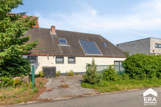 Deze ruime woning met een bewoonbare oppervlakte van ca. 238 m² biedt tal van mogelijkheden en is rustig gelegen in een groene omgeving, vlak bij de natuur. De woning is momenteel opgedeeld in twee wooneenheden, waardoor ze uitermate geschikt is als kangoeroewoning, zorgwoning of voor gezinnen die op zoek zijn naar extra ruimte.<br />Met 4 slaapkamers en de mogelijkheid om een 5de slaapkamer te creëren, beschikt deze eigendom over een flexibele indeling en veel potentieel om verder naar eigen wensen te moderniseren en in te richten.<br /><strong>Troeven:</strong>
<ul><li>Rustige ligging nabij natuurgebieden</li><li>Ideaal als kangoeroewoning of zorgwoning</li><li>Centrale verwarming op aardgas</li><li>4 slaapkamers (mogelijkheid tot 5)</li><li>Ruime bewoonbare oppervlakte van ca. 238 m²</li><li>Tal van mogelijkheden voor eigen invulling</li></ul>
<strong>Indeling:</strong><br /><strong>Wooneenheid 1: </strong>inkomhal, woonkamer met open keuken, badkamer, 3 slaapkamers en kelder<br /><strong>Wooneenheid 2: </strong>inkomhal/polyvalente ruimte, woonkamer, keuken, badkamer, 1 slaapkamer, Vide met mogelijkheid tot inrichting van een tweede slaapkamer, berging<br /><br />Bent u op zoek naar een ruime woning met een flexibele indeling en tal van mogelijkheden? Dan is deze eigendom zeker een bezoek waard. Ontdek zelf het potentieel en de rustige ligging die deze woning te bieden heeft.