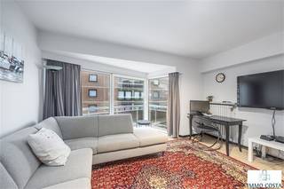 Gezellig appartement met zijdelings zeezicht midden in het winkelcentrum. Indeling : inkomhal, woonkamer, aparte ingerichte keuken, badkamer...