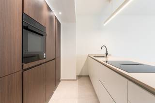 Dit schitterend vernieuwde 2 SLPK appartement is gelegen op de zesde verdieping van de residentie KURSAAL, de residenti bevindt zich op de hoek met de Albert-I Promenade waardoor er een schitterend zijdelings zicht op zee is. Het appartement werd volledig gestript en vernieuwd waarbij kosten noch moeite gespaard werden. Bij het betreden van het appartement overheerst onmiddellijk een ruimtegevoel, het appartement geniet eveneens van enorm veel lichtinval. De ruime woonkamer beschikt over een klein terras en geniet van zijdelings zicht op zee. De hyper-uitgeruste keuken is voorzien van alle toestellen en kwalitatieve materialen. Verder zijn er 2 ruime slaapkamers waarvan 1 over een wastafel beschikt en de badkamer is voorzien van een ruime inloopdouche. Er is tevens een afzonderlijk toilet en een berging. De residentie bevindt zich vlakbij het casino en is uitermate goed gelegen voor zowel 2de verblijf als vakantieverhuur.