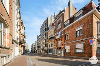 Cet appartement est situé au premier étage, à seulement <strong>100 mètres</strong> du centre animé de Blankenberge.<br />Il allie un <strong>charme authentique</strong> à une <strong>bonne performance énergétique</strong>. Grâce à son <strong>emplacement central</strong> et à son agencement pratique, c’est le logement familial idéal pour ceux qui souhaitent vivre confortablement et au calme, tout en restant à proximité de toutes les commodités.<br />De plus, il offre une excellente opportunité de rénovation, permettant de l’aménager entièrement selon vos goûts et votre style.<br />Il est également possible de <strong>louer</strong> un <strong>garage</strong> attenant.<br /><br /><u>Disposition :</u><br />En entrant, vous découvrez un <strong>séjour</strong> <strong>plein</strong> de <strong>caractère</strong> qui évoque immédiatement une <strong>ambiance</strong> chaleureuse et <strong>authentique</strong>. Le salon est relié à la <strong>cuisine</strong>, <strong>équipée</strong> <strong>de</strong> <strong>l’essentiel</strong>, créant ainsi une atmosphère ouverte et conviviale. L’appartement dispose de <strong>deux</strong> <strong>chambres</strong>. La <strong>salle</strong> <strong>de</strong> <strong>bain</strong> est équipée d’une <strong>douche</strong> fonctionnelle.<br /> <br />Grâce à ses <strong>nombreux</strong> <strong>atouts</strong>, ce bien peut convenir aussi bien comme <strong>résidence</strong> <strong>principale</strong>, comme <strong>seconde</strong> <strong>résidence</strong> ou comme <strong>investissement</strong> locatif.