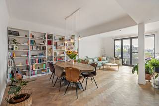 RUIM EN LICHTRIJK APPARTEMENT MET TERRAS IN HARTJE ANTWERPEN<br /><br />In de Consciencestraat, op een toplocatie in 2018 Antwerpen, vindt u dit charmante appartement van 125 m². Het pand dateert uit 1937 en werd ontworpen door architect B.J. Dupont, wat meteen zorgt voor een unieke uitstraling en karakter.<br /><br />Het appartement beschikt over een ruime leefruimte die baadt in het licht dankzij de zuid-oost oriëntatie, twee comfortabele kamers en een terras van 8 m² dat in 2023 volledig vernieuwd werd. Een absolute troef is de mogelijkheid om een extra dakterras te realiseren, waardoor u volop kan genieten van een prachtig uitzicht op de stad. <br /><br />De ligging is ideaal: op wandelafstand bereikt u Zurenborg, het Stadspark, het Theaterplein en het Centraal Station. Op fietsafstand liggen bruisende wijken zoals ’t Zuid en het Eilandje, waar u terechtkan voor cultuur, gastronomie en ontspanning.<br /><br />Het appartement combineert ruimte, licht en een uitstekende locatie met een uniek karakter. <br /><br />Troeven:<br />&gt; 125 m2 woonoppervlakte<br />&gt; Grote raampartijen met veel zonlicht<br />&gt; Vernieuwde badkamer (2020)<br />&gt; Slaapkamers met ingebouwde kasten<br />&gt; Vliegenramen<br />&gt; Vernieuwd terras (2023) met luifel<br />&gt; Mogelijkheid tot dakterras<br />&gt; Zeer rustige ligging zonder inkijk<br />&gt; Perfecte zuidoostoriëntatie <br /><br />Mogelijkheid tot het huren/ kopen van een parkeerplaats in de buurt.<br /><br />Indien interesse kan u mailen naar consciencestraat18@gmail.com.