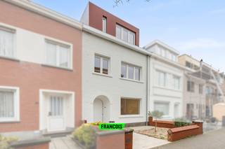 In de charmante Duinhelmstraat, op wandelafstand van de zeedijk, bevindt zich deze volledig gerenoveerde en hoogwaardig afgewerkte woning. Een thuis waar comfort, kwaliteit en energiezuinigheid naadloos samenkomen.<br /><br />Bij het betreden valt meteen de verfijnde afwerking op: hoogwaardige vloeren, een aangename vloerverwarming en een harmonieus geheel dat rust en klasse uitstraalt ✨ Dankzij het nieuwe dak, de uitstekende isolatie, de nieuwste technieken én de aanwezigheid van zonnepanelen, geniet u van een zeer gunstige EPC-score en lage energiekosten 🌱☀️<br /><br />De leefruimtes baden in het licht en geven uit op een zonnige tuin met tuinhuis 🌞🌿 — een heerlijke plek om te ontspannen na een dag aan zee of om gezellig samen te komen met vrienden en familie.<br /><br />De woning beschikt over maar liefst vijf volwaardige slaapkamers 🛏️ en twee stijlvolle badkamers 🚿, wat haar uitermate geschikt maakt voor grotere gezinnen, co-housing of als luxueus tweede verblijf. Alles is tot in de puntjes afgewerkt: verhuizen, uitpakken en genieten… ! 🎉<br /><br />Een instapklare kwaliteitswoning op een absolute toplocatie aan zee, klaar om haar nieuwe bewoners te verwelkomen.<br /><br />