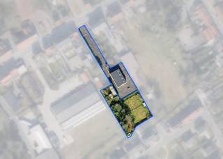 Op zoek naar een ruime eigendom met tal van mogelijkheden in Kuurne? Dit geheel van ca. 3.817 m² beschikt over een loods (bj 1999) en twee toegangen. Dankzij deze dubbele ontsluiting (via Kortrijksestraat én Koolakker) kunnen wonen en werken op een praktische manier van elkaar worden gescheiden. De bestaande loods van 250 m² biedt mogelijkheden voor opslag, carwash of andere professionele activiteiten. Aan de andere zijde van het perceel bevindt zich een perceel grond van ca. 1.492 m². De combinatie van de ruime oppervlakte, de twee toegangen en de verschillende gebruiksmogelijkheden maakt dit een interessante eigendom voor wie wonen en werken wil combineren zonder beide functies volledig met elkaar te verweven. Een veelzijdige eigendom met ruimte, privacy en potentieel, geschikt voor zowel particulier als professioneel gebruik. Contacteer Vastgoed Lietaer via 055/500 007 of mail naar info@vastgoedlietaer.be voor meer informatie of stedenbouwkundige inlichtingen (BPA,..). De prijs omvat een minimumprijs. Enkel een schriftelijk bod dat door de verkopers wordt aanvaard, leidt tot een verbintenis of verkoop. Stedenbouwkundige info in aanvraag.