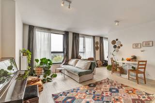 EVERE – In een standingvol gebouw van 2016, ideaal gelegen nabij alle voorzieningen en verbindingswegen, op de 6de verdieping, bieden wij u dit lichtrijke appartement van ±58m² met panoramisch uitzicht aan. Het biedt: een inkomhal, een afzonderlijk toilet met handenwasser, een badkamer, een volledig uitgeruste keuken open op de aangename woonkamer/slaapkamer en één slaapkamer.<br />Kelder in de ondergrond. Elektriciteit conform. EPC: B-. Parkeerplaats: €20.000. <br />U zal verleid worden door het licht en het uitzicht.