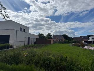 Unieke kans om uw droomvilla te realiseren op één van de laatste beschikbare percelen in een recente mooie verkaveling!
In de geliefde woonomgeving tussen Lille en Gierle bieden wij deze prachtige bouwgrond voor open bebouwing aan, gelegen in een goedgekeurde en niet-vervallen verkaveling (lot 2). Met een royale oppervlakte van 1.087 m² en een perceelbreedte van 20 meter geniet u hier van alle ruimte om comfortabel en stijlvol te wonen.
Troeven van het perceel
Oppervlakte: 1.087 m²
Perceelbreedte: 20 meter
Gelegen in een goedgekeurde, niet-vervallen verkaveling
Bouwrijpe grond – geen bomen of andere hinderlijke beplanting aanwezig
Blanco gunstig bodemattest
Geschikt voor een ruime vrijstaande villa
Toegelaten bouwvolume van 14 m x 17 m
Extra zone van 40 m² voorzien voor bijgebouwen
Westgerichte tuin
Wonen in een jonge en dynamische buurt
Watertoets : Perceelscore D - pluviaal bij intense neerslag
Niet gelegen in een risicozone voor overstromingen
Niet gelegen in een afgebakende oeverzone of afgebakend overstromingsgevoelig gebied
Niet gelegen in Signaalgebied
geen voorkooprecht
gelegen in woonzone
Deze bouwgrond bevindt zich in een prachtige recente verkaveling, omringd door moderne nieuwbouwwoningen. De wijk straalt een jonge en levendige sfeer uit en geniet van een uitstekende ligging op de verbindingsas tussen Lille en Gierle. Winkels, scholen, ontspanningsmogelijkheden en belangrijke invalswegen bevinden zich binnen handbereik.
De tuin is westelijk georiënteerd, wat garant staat voor lange zonnige namiddagen en sfeervolle zomeravonden. Hier creëert u moeiteloos een heerlijke buitenruimte waar familie en vrienden graag samenkomen. Steek de barbecue maar alvast aan en geniet binnenkort van prachtige zonsondergangen in uw eigen tuin!
Interesse?
Bent u op zoek naar een ruim perceel op een toplocatie om uw droomwoning te bouwen? Neem dan vandaag nog contact op voor meer informatie of een bezoek ter plaatse.
Turnhoutsebaan 41 – Lot 2 – Gierle (Lille) - VRAAGprijs 250.000 euro
Oppervlakte: 1.087 m² | 20 m breed l Open bebouwing | Westgerichte tuin