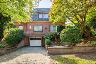 Te renoveren vrijstaande villa.Deze ruime woning ligt in het centrum van Dilbeek en geniet van een uitstekende ligging ten opzichte van het administratieve centrum, de bibliotheek, het cultureel centrum en de winkels.Uitstekende bouwkwaliteit met een betonnen tussenvloer, grotendeels onderkelderd en deels geventileerde kruipruimte (handig voor technische installaties).Op de begane grond komt u het huis binnen via een ruime inkomhal met toilet en vestiaire, toegang tot de ruime keuken (15 m²) met eethoek, een zeer grote woonkamer (50 m²) met OH en met toegang tot het terras/tuin en bovendien nog een grote slaapkamer (16 m²) met badkamer.Op de eerste verdieping vindt u een ruime overloop (16 m²), 3 slaapkamers, waarvan één zeer grote (28 m²) (16 m² en 16,2 m²), een badkamer en een toilet. De zolder is bereikbaar via een opklapbare trap en biedt een ruime ingerichte ruimte die kan dienen als vijfde slaapkamer.Ondergronds vindt u verschillende kelders (wijnkelder, wasplaats, stookplaats) en een garage met een buitenstaanplaats.Dit is een huis met veel potentieel.