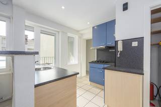 <strong>Gezellig 2-slaapkamer appartement op de zeedijk van Oostende</strong><br /><br />- Topligging aan de zeedijk<br />- Lichtrijke leefruimte met open keuken<br />- 2 volwaardige slaapkamers<br />- Badkamer met douche<br />- Aparte berging<br />- Privatieve kelder inbegrepen<br />- Terras aanwezig<br /><br />Ideaal als vaste woonst of tweede verblijf aan zee!