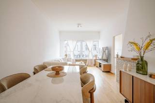 <p>Op een boogscheut van De Bist vinden we dit nette en lichtrijke appartement terug. <span>Het appartement is gelegen op de eerste verdieping van een rustige, verzorgde residentie. </span>De ruime leefruimte geniet van een mooie lichtinval en vormt het hart van de woning. Verder beschikt het appartement over twee volwaardige slaapkamers en een praktische ingemaakte kastenwand in de hal, waardoor het geheel bijzonder functioneel aanvoelt en er geen gebrek is aan opbergruimte.</p><p>Momenteel wordt het verhuurd, wat dus ook een interessante opportuniteit is voor investeerders die op zoek zijn naar een onmiddellijk rendement.</p>