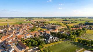 In de residentie Rokerij bevindt zich deze uitzonderlijk ruime stapelwoning met een bewoonbare oppervlakte van ca. 236 m². Deze eigendom onderscheidt zich door haar royale indeling, overvloed aan licht en aangename buitenruimte, en vormt een ideale woonoplossing voor wie op zoek is naar comfort en ruimte op een rustige, maar centrale locatie.<br /><br />Via de private inkom krijgt u toegang tot de woning, die zich over twee volwaardige niveaus uitstrekt. De leefruimte is bijzonder ruim en open opgevat, met een mooie flow tussen zithoek, eetplaats en de open keuken. Dankzij de grote raampartijen geniet u hier van een aangename lichtinval en een directe verbinding met het ruime terras van ca. 18 m², waar het heerlijk vertoeven is in alle rust.<br /><br />De woning beschikt over drie volwaardige slaapkamers en twee badkamers, aangevuld met een dressing en meerdere bergruimtes die zorgen voor extra functionaliteit. Met haar uitzonderlijke oppervlakte, doordachte indeling en gunstige ligging nabij het centrum van Westkapelle, vormt deze stapelwoning een unieke opportuniteit. Winkels, bakkers en restaurants bevinden zich op wandelafstand, terwijl u thuis geniet van rust en privacy. De mogelijkheid tot aankoop van een garage of staanplaats in het gebouw maakt dit aanbod compleet.<br /><br />Meer informatie over dit project? Contacteer Willem Cauwels: 050/89.27.70