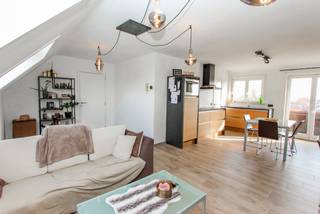 In het centrum van Zwevegem situeert zich dit aangename dakappartement met een bewoonbare oppervlakte van 83 m². In de inkomhal is er een...