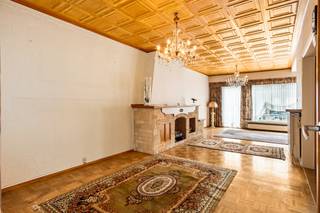Deze woning is erg centraal gelegen in het gezellige grensdorp Putte (Kapellen). U vindt winkels, scholen en het openbaar vervoer allemaal op wandelafstand, maar ook de dorpskernen van zowel Stabroek als Kapellen zijn vlot bereikbaar. Hoewel de woning gerenoveerd dient te worden, is ze aangenaam ruim en biedt ze heel wat mogelijkheden. Binnenkomen doet u via een ruime inkomhal op tegelvloer, voorzien van een nis voor vestiaire, een toilet en handige bergruimte onder de trap. Vanuit de inkomhal heeft u toegang tot de 2 slaapkamers op het gelijkvloers. Verder bevindt zich op de gelijkvloerse verdieping nog een grote polyvalente ruimte met achterliggend een overdekt koertje. Via de houten trap in de inkomhal bereikt u de 1e verdieping, waar u bovenkomt in een centrale hal op parketvloer. De L-vormige woonkamer, eveneens op parketvloer, is bijzonder ruim en kan genieten van heel wat lichtinval dankzij grote raampartijen. Grenzend aan de leefruimte bevindt zich nog een eenvoudige keuken op tegelvloer en een berging/wasplaats. Een achterdeur geeft vanuit de berging toegang tot de stenen buitentrap, dewelke leidt naar de toffe tuin. Op de 1e verdieping is verder nog een basic-ingerichte badkamer met douche en wastafel en een apart toilet aanwezig. Het perceel heeft een totale oppervlakte van 300m². De netjes onderhouden tuin is georiënteerd op het oosten en vormt een super tof plekje om heerlijk van de buitenlucht te genieten. Achteraan het perceel is nog een dubbele garage aanwezig, waarin u makkelijk uw wagen kan parkeren. Deze is langs de achterzijde te bereiken via een servitudewegenis.