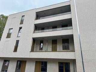 Laat u verleiden door modern comfort en duurzaamheid in hartje Pelt: dit schitterende appartement op de tweede verdieping in Residentie Wado, gebouw Basil, biedt u alles wat wonen vandaag zou moeten zijn.<br />Over Residentie Wado<br />Wado is een nieuw woonproject gelegen op de historische site van de vroegere Vakschool TIO in Pelt. De site beslaat ca. 2,3‑2,5 hectare en wordt omgevormd tot een groene woonoase, met ontharding, veel groen, wandelpaden, waterpartijen en wadi’s voor een natuurlijk waterbeheer. <br />De buurt wordt ontworpen met aandacht voor leefkwaliteit, comfort, natuur & duurzaamheid. Collectieve binnentuinen, groenzones, ontmoetingsplekken, rustige wandelroutes en goede ontsluiting via openbaar vervoer en wegen behoren tot de troeven. <br />Alle gebouwen in Wado zijn BEN of bijna‑energieneutraal (Bijna‑EnergieNeutraal), met een E‑peil ≤ 20. Duurzame materialen & technologieën worden gebruikt. <br />🏢 Gebouw Basil<br />Basil is het statige hoekgebouw van Wado, gelegen aan het nieuwe dorpsplein van Pelt. Dankzij de hoekligging geniet dit gebouw extra licht, ruimte en mooie uitzichten. <br />Basil omvat 19 energiezuinige appartementen + 1 penthouse, met 1 tot 3 slaapkamers en ruime terrassen. <br />🛏️ Dit appartement – jouw toekomstige thuis<br />Tweede verdieping, gebouw Basil<br />Drie volwaardige slaapkamers<br />Moderne badkamer met inloopdouche<br />Ruime keuken open naar een gezellige zithoek<br />Berging aanwezig<br />Mooi privéterras, ideaal voor ontspanning buiten<br />⚡ Energie & technologie<br />Het appartement is onderdeel van een BEN‑gebouw, wat zich vertaalt in een zeer laag energieverbruik. Minder stookkosten, beter voor het milieu. <br />Gebruik van duurzame materialen en moderne technieken (hoogwaardige isolatie, goed thermisch glas, energiezuinige ventilatie, conform de nieuwste normen. Basil is ontworpen met slimme technologieën en groene materialen. <br /><br />Extra voordelen: groene oase in centrum, rustige en toch goed bereikbare ligging, toekomstgericht woonproject met meerwaarde.<br /><br />📍 Locatie & bereikbaarheid<br />Gelegen aan de Dorpsstraat / Peltanusstraat / Ambachtsstraat, centraal in Pelt. Basil ligt aan het nieuwe dorpsplein. <br />Vlakbij openbaar vervoer, winkels, scholen, ontspanningsvoorzieningen. vanroeyvastgoed.be+1<br />Interesse gewekt?<br />Beleef zelf de sfeer, comfort en toekomstwaarde van dit appartement. Neem contact op om een afspraak te plannen, het modelappartement te bezoeken, de brochures & technische fiches in te kijken, of uw vragen over E‑peil, afwerking en oplevering te bespreken.<br /><br />Mogelijkheid om aan te kopen onder 6% BTW volgens de wettelijke voorwaarden.