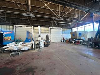 <p><span>Gelegen aan de Dellingstraat 34, biedt dit pand ongeveer </span><strong><span>2.550 m² bebouwde oppervlakte op een terrein van 4.137 m²</span></strong><span> en geniet het van een uitstekende bereikbaarheid.</span></p>
<p><span>Het pand bestaat voornamelijk uit een magazijn met ruime volumes en een praktische indeling. Het beschikt over </span><strong><span>drie gemotoriseerde sectionaalpoorten</span></strong><span>, een betonnen vloer, veel natuurlijke lichtinval en binnenverlichting. Een afzonderlijke toegangsdeur, sanitaire voorzieningen en twee kantoren van samen ongeveer </span><strong><span>30 m²</span></strong><span> vervolledigen het gebouw.</span></p>
<p><span>Het buitenterrein beschikt over </span><strong><span>talrijke parkeerplaatsen en een ruime manoeuvreerruimte</span></strong><span>, waardoor voertuigen vlot kunnen circuleren. Het is eveneens mogelijk om voertuigen binnen in het gebouw te stallen.</span></p>
<p><span>Daarnaast beschikt het pand over </span><strong><span>interessant herontwikkelingspotentieel</span></strong><span>, mede dankzij de oppervlakte en de indeling van het terrein. Verschillende mogelijkheden kunnen worden onderzocht, onder voorbehoud van de geldende stedenbouwkundige voorschriften en vergunningen.</span></p>
<p><span>Ook de ligging vormt een belangrijke troef, met een vlotte verbinding naar de </span><strong><span>E19, de Leuvensesteenweg en de ring van Mechelen</span></strong><span>.</span></p>
<p><span>Een interessante opportuniteit voor een onderneming die op zoek is naar opslag- en bedrijfsruimte, of voor een investeerder die het toekomstige potentieel van de site verder wil benutten.</span></p>
<p><strong><span>Voor meer informatie of een bezoek kunt u vrijblijvend contact met ons opnemen.</span></strong></p>