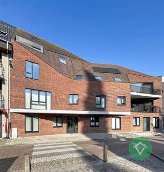 Dit ruim lichtrijke appartement is gelegen in het centrum van Gistel en biedt alle comfort voor een gezin. Met 3 slaapkamers en een bewoonbare oppervlakte van 129 m² is er voldoende ruimte voor iedereen. De badkamer is voorzien van alle nodige faciliteiten voor een ontspannend bad of een verfrissende douche.<br /><br />Het appartement is gloednieuw, met een bouwjaar van 2023, wat betekent dat het voldoet aan de laatste bouwnormen en energie-efficiëntie. De keuken is modern en volledig uitgerust, waardoor koken een plezier wordt. De woonkamer biedt een gezellige ruimte om te ontspannen en tot rust te komen na een lange dag.<br /><br />De ligging van het appartement is ideaal, met winkels, scholen en openbaar vervoer op wandelafstand. Daarnaast is er ook een ruime autostandplaats beschikbaar voor het stallen van een wagen.<br /><br />Dit appartement is de perfecte keuze voor wie op zoek is naar een comfortabele en ruime woonst in het hartje van Gistel. Met zijn moderne afwerking en praktische indeling is het de ideale plek om thuis te komen.<br /><br />Indeling appartement: <br />Gelijkvloers: lift, Gemeenschappelijke afgesloten binnentuin.<br />Verdiep +3: Inkom met apart toilet - leefruimte met open keuken voorzien van ingemaakte kasten, wastafel, inductiekookplaat, dampkap, oven, frigo en vaatwas - 2 terrassen waarvan 1 met prachtig zicht op de kerk en 1 met zicht op de binnentuin - berging/wasplaats - slaapkamer 1 - badkamer voorzien van ligbad, dubbele wastafel en inloopdouche.<br />Verdiep +4: Nachthal met 2 slaapkamers.<br />Verdiep -1: Gemeenschappelijke fietsen-en vuilnisberging - aankoop ondergrondse private parkeerplaats mogelijk (24.000 €).<br /><br />Troeven van dit appartement:<br />- volledig geschilderd<br />- voorzien van warmtepomp<br />- instapklaar<br />- Energielabel A<br /><br />Prijs appartement: 319 000 €<br />Prijs ondergrondse parkeerplaats: 24 000 €<br /><br />Grondwaarde onder verkooprechten en constructiewaarde onder 21 % BTW
