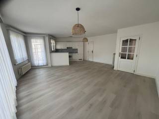 Centraal gelegen ruim 1-slaapkamerappartementGezellig, volledig gerenoveerd instapklaar appartement met 1 slaapkamer, dressing en gemeenschappelijke...