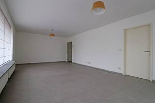 Op de markt in Lichtervelde bevindt zich dit ruim hoekappartement, gelegen op het gelijkvloers met tuintje en garage. <br /><br />Er is een lichtrijke leefruimte met aansluitend de keuken. Ook zijn er 2 ruime slaapkamers en een badkamer. Vanuit de tuin is er ook toegang tot de garage met plaats voor 1 wagen.<br /><br />Prijs: 850 euro + 30 euro syndickosten per maand