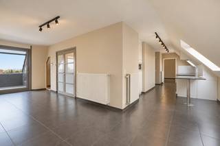 Dit bijzonder ruime dakappartement biedt een aangenaam woongevoel met veel lichtinval en een praktische indeling.<br /><br /><strong>Indeling:</strong><br />Inkomhal met gastentoilet.<br />De ruime leefruimte biedt voldoende plaats voor een gezellige zithoek en een ruime eethoek en sluit aan op de open, ingerichte keuken. De grote raampartijen en dakramen zorgen voor een mooie natuurlijke lichtinval.<br />Berging.<br />Een extra troef is het aangename dakterras waar je in alle rust van de buitenlucht kunt genieten.<br /><br />2 zeer ruime slaapkamers<br />Toilet<br />Badkamer met douche<br /><br /><strong>Details:</strong><br />- bouwjaar 2008,<br />- cv op aardgas,<br />- het is mogleijk om een garage aan te kopen maar zeker niet verplicht<br />- verzorgd complex<br />- beperkte syndickosten<br /><br /><strong>Contact:</strong><br />Voor meer informatie of een bezoek, contacteer Stijn op 0491 61 42 19 of info@stijndebusschere.be