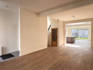 <p>Dit prachtige huis aan de Weldadigheidsstraat in het levendige Gentbrugge biedt een perfecte balans tussen comfort en stijl. Met een bewoonbare oppervlakte van 149 vierkante meter en een perceeloppervlakte van 85 vierkante meter, creëert deze woning een warme en uitnodigende sfeer voor jou en je gezin. De rustige ligging maakt het een ideale plek, met alle nodige voorzieningen binnen handbereik. In 2021 onderging het huis een zorgvuldige renovatie, die de moderne uitstraling alleen maar heeft versterkt.</p>
<p>De indeling van het huis omvat drie slaapkamers, waardoor er meer dan voldoende ruimte is voor gezinsleden of gasten. De lichte en ruime woonkamer sluit aan op een gezellige eetkamer. De goed uitgeruste keuken biedt alle nodige comfort voor de culinaire liefhebbers. Bovendien is er een badkamer en een apart toilet die praktisch gebruiksgemak aan het geheel toevoegen. Dit huis belooft niet alleen een plek om te wonen, maar een warme thuis waar je mooie momenten kunt creëren.</p>